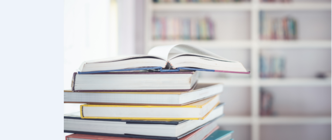 Photo pile de livre dont celui au sommet est ouvert